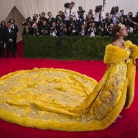 ФОТО: Платье Рианны на Met Gala сравнили с пиццей, омлетом и презервативом