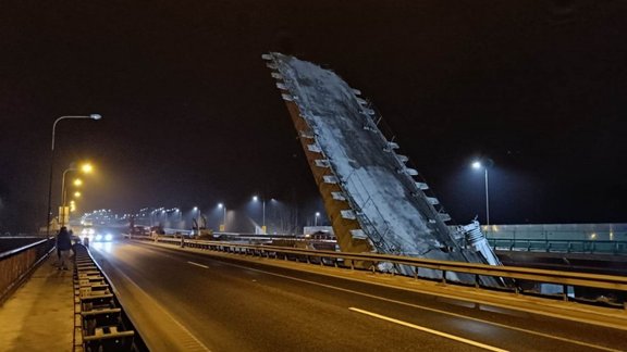 ВИДЕО: в Каунасе во время ремонта моста упала отвалившаяся конструкция