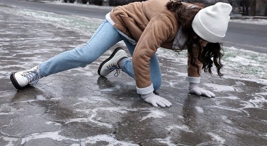 Что делать в случае падения на скользкой улице и как избежать травм: советы эксперта