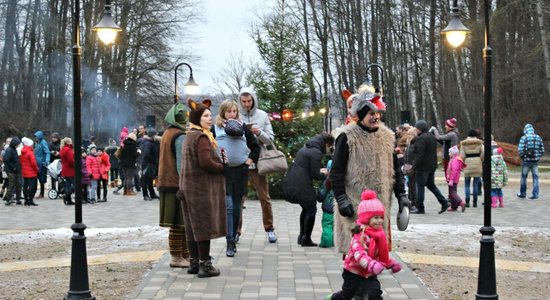 Tērvetes dabas parks aicina uz pasākumu ierasties ar svētkus piedzīvojušu egli