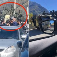 Video: Auto rinda uz Krievijas robežas ar Gruziju stiepjas 16 kilometru garumā; ierodas arī militāristi