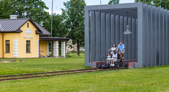 Ķeipenes kinostacija – vieta, kur iepazīt kino vēsturi un izbraukt ar sliežu velosipēdu