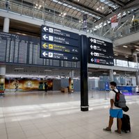 Honkongas lidosta aizliedz tranzītu pasažieriem no 153 valstīm