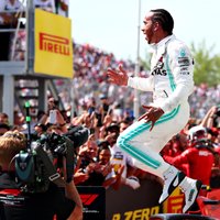 Fetels finišē pirmais, bet soda dēļ 'Mercedes' uzvaru sēriju turpina Hamiltons