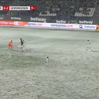 ВИДЕО. Курьез: снегопад помешал футболисту забить мяч в пустые ворота