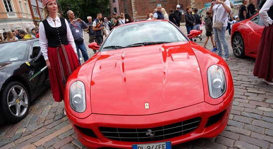 ФОТО: На Домской площади состоялся парад суперкаров Ferrari