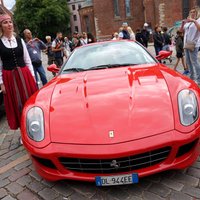 Foto: Doma laukumā piestāj 'Ferrari' tūres superauto