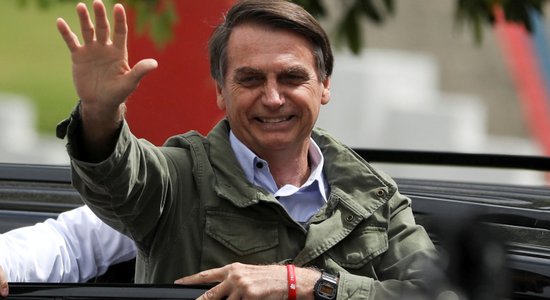 Argentīnas priekšvēlēšanu uzvarētājs nodēvē Bolsonaru par 'sieviešu nīdēju' un 'rasistu'