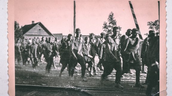 Padomju karagūstekņu kolonna ceļā no Sebežas uz Rēzekni, 1941. gada 3. augusts. Kaspara Stroda privātkolekcija