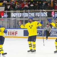 Latvijas U-18 hokejistu pretiniece ceturtdaļfinālā Zviedrija uzvar arī pēdējā grupas spēlē