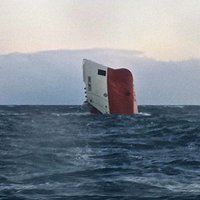 Pie Skotijas krastiem nogrimis kravas kuģis; apkalpe pazudusi