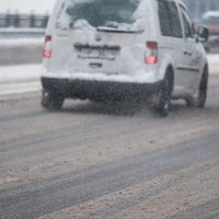 Sniegs piektdienas vakarā pamatīgi apgrūtina braukšanu Latgalē, Austrumvidzemē un Zemgalē