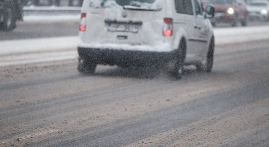 Autovadītāju ievērībai! Šorīt visā Latvijā autoceļi ir sniegoti un apledo