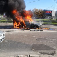 Rīgā pie tirdzniecības centra 'Domina' pilnībā sadegusi automašīna
