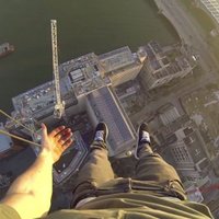 Video: Pārgalvis uzrāpjas celtnī un 'karājas' 150 metrus virs Londonas