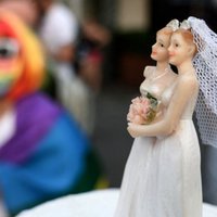 Ватикан разрешил благословлять однополые пары, но не в рамках службы