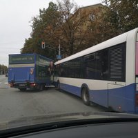 Foto: Autobusa un kravas auto avārija Brīvības ielā