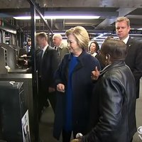 ВИДЕО: Клинтон прошла через турникет метро с пятой попытки