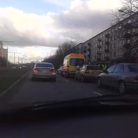 Video: Maskavas ielā saduras un iespaidīgu 'vilcieniņu' izveido četri auto