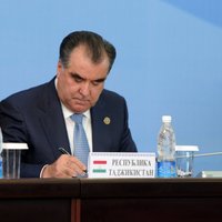 В Таджикистане дописали Конституцию: Рахмон сможет править пожизненно