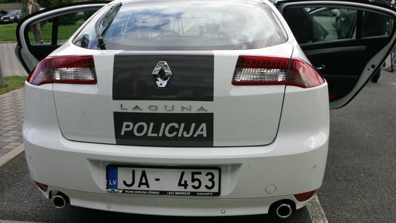 Pirmā jaunā policijas automašīna - 10