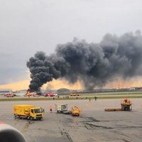 Lidmašīnas ugunsgrēks Maskavā: aculiecinieces dalās ar Šeremetjevas lidostā novēroto