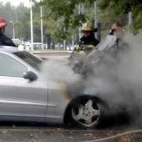 ВИДЕО: На стоянке магазина Podium загорелся Mercedes