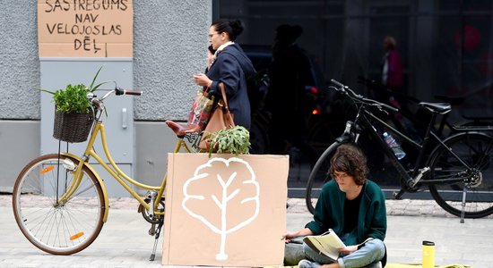 Foto: Čaka ielā piketē pret velojoslu izmaiņām