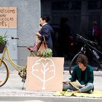 ФОТО: На улице Чака в Риге провели пикет за сохранение велополос