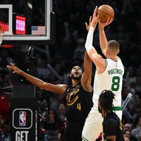 Porziņģa lieliskais sniegums neglābj 'Celtics' no 11 uzvaru sērijas pārtrūkšanas; Bertānam četri precīzi tālmetieni