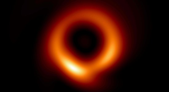 Mākslīgais intelekts krietni uzlabo pirmo melnā cauruma attēlu