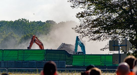 Tuvāko dienu laikā beigs demontēt pieminekļa Pārdaugavā atliekas, norāda Staķis