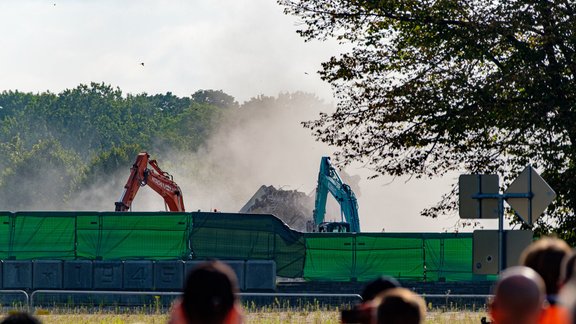 Demontē galveno pieminekļa strēli Uzvaras parkā  - 57