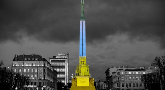 Памятник Свободы вечером будет подсвечен в цвета флага Украины