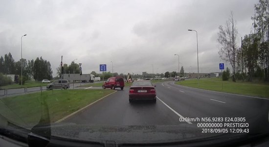 Video: Autovadītājs pie 'Spice' strauji veic pagriezienu un driftē pa šoseju