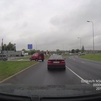 Video: Autovadītājs pie 'Spice' strauji veic pagriezienu un driftē pa šoseju
