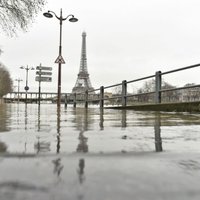 Foto no Parīzes: Gleznainā Sēna izgājusi no krastiem
