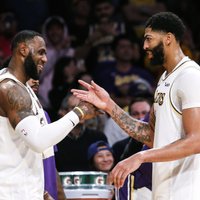 Deiviss un Džeimss kopā samet 82 punktus 'Lakers' uzvarā