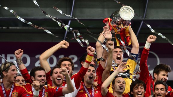 Spānijas futbolisti trešo reizi triumfē Eiropas čempionātā Spānijas futbolisti trešo reizi triumfē Eiropas čempionātā