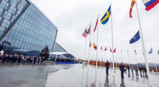 Над штаб-квартирой НАТО в Брюсселе подняли флаг Швеции