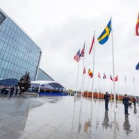 Pie NATO mītnes pacelts Zviedrijas karogs