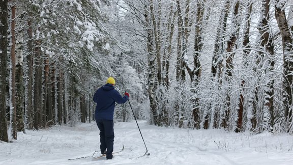 vīrietis sports slēpošana