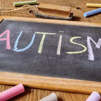 Autisma kabinets, informatīvi semināri un speciāla mājaslapa: atbalsta iespējas bērniem ar AST un viņu vecākiem