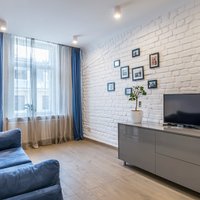 Plašs mājoklis ar izteiksmīgiem akcentiem: moderns dzīvoklis Rīgā