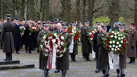 Amatpersonas Lāčplēša dienā noliek ziedus Brāļu kapos - 7