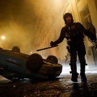 Francijā turpinās nemieri; Marseļā policija liek lietā asaru gāzi