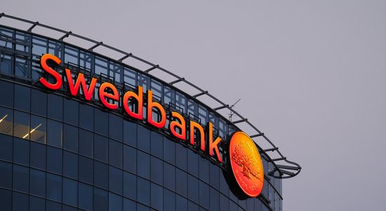 Swedbank добавляет в банкоматы функцию бесконтактного доступа