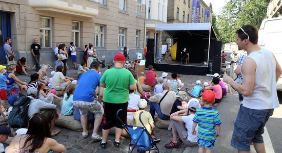 Foto: Lepni svin trešos 'Miera ielas Vasarsvētkus'