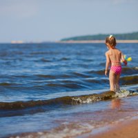 На ряде пляжей Юрмалы и Риги качество воды не отвечает требованиям; вводятся ограничения на купание