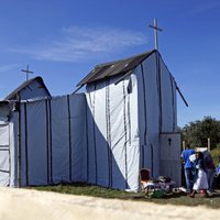 Foto: Dievnami, skola un 3000 migranti pagaidu nometnē 'Jaunie džungļi'